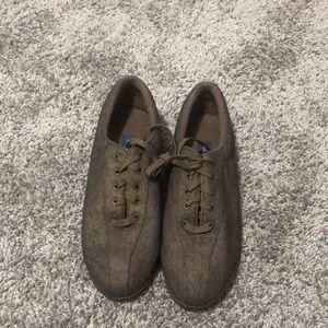 EASY SPIRIT nearly new (worn 1x) cloth laced up Oxford rubber sole sneaker/shoe